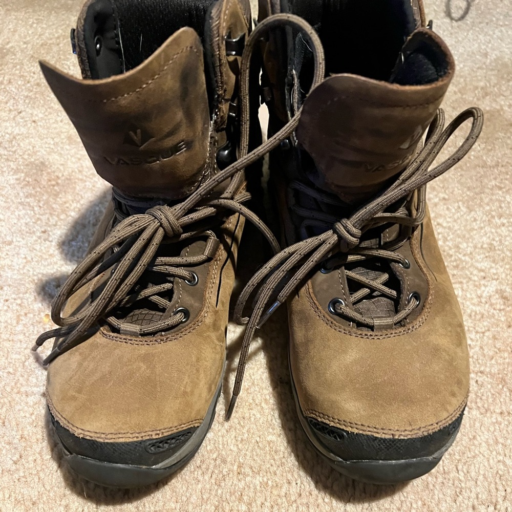 Men’s size 8 Vasque hiking boots 🥾